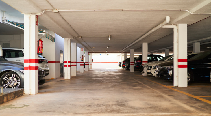 ¿cuánto puede sobresalir un coche de su plaza de aparcamiento en un garaje?
