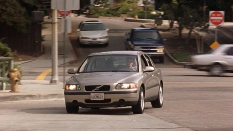 5 autos escondidos en las películas de disney de los 2000