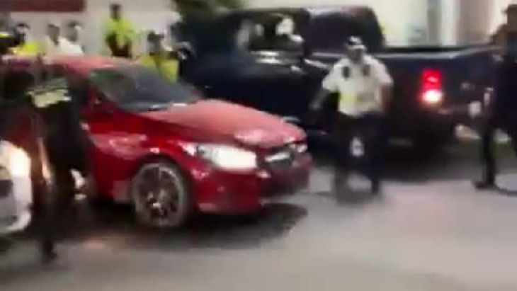 mujer estrella su auto mercedes contra una grúa, al tratar de huir del alcoholímetro