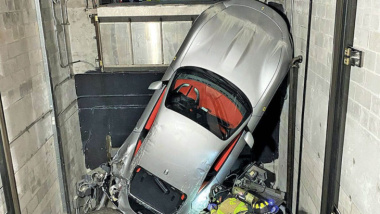 Cómo perder 227.000 euros ‘tirando’ un Ferrari Roma por el hueco de un ascensor