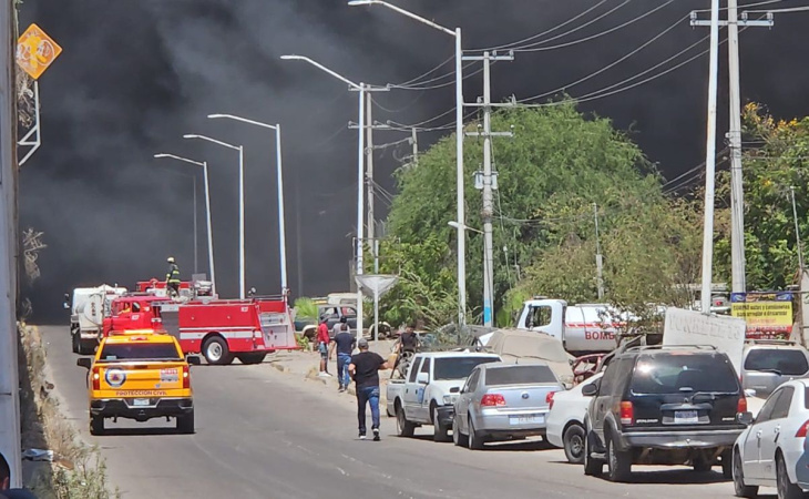 incendio de pipa de combustible provoca gran nube de humo en culiacán; se desconoce si hay muertos o heridos