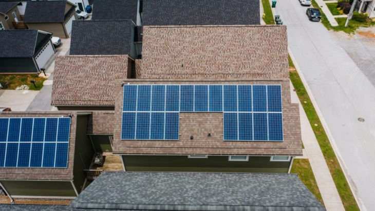 biden anuncia $7 mil millones para energía solar en hogares en su mensaje del día de la tierra