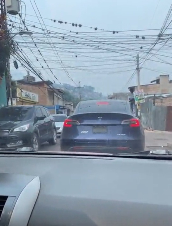 vehículo tesla atrapado en el tráfico de tegucigalpa, honduras: video se vuelve viral
