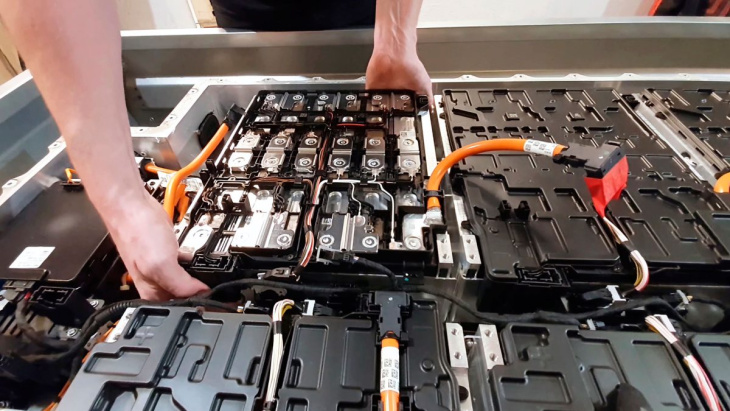 La empresa española que recicla baterías de vehículos eléctricos y las vende mucho más baratas