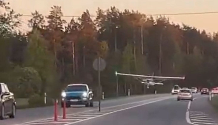 Circulan por una autopista y graban cómo una avioneta tiene que aterrizar de emergencia entre coches