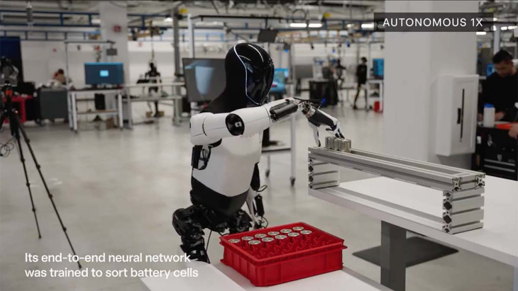 tesla muestra otra vez al robot humanoide optimus trabajando